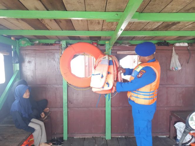 
					Jamin Keselamatan Penyeberangan, Satpolairud Polres Pulang Pisau Cek Kelayakan Life Jacket di Kapal Fery