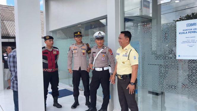 
					PATROLI PRESISI DIALOGIS POLRES SERUYAN SAMBANG TIGA BANK DI KUALA PEMBUANG, BINA KEAMANAN SWAKARSA