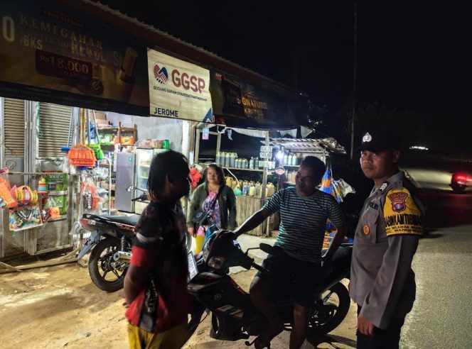 
					Patroli Malam Satsamapta, Edukasi Kamtibmas kepada Warga Nongkrong di Terminal