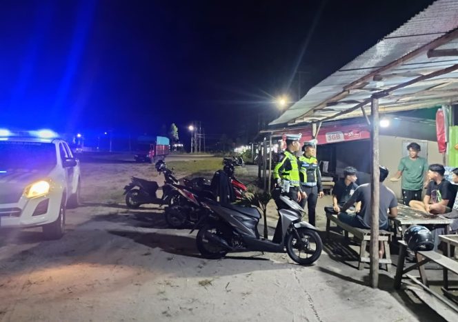 
					Tingkatkan Kamseltibcarlantas, Sat Lantas Polres Sukamara Patroli Malam Sambil Berikan Imbauan