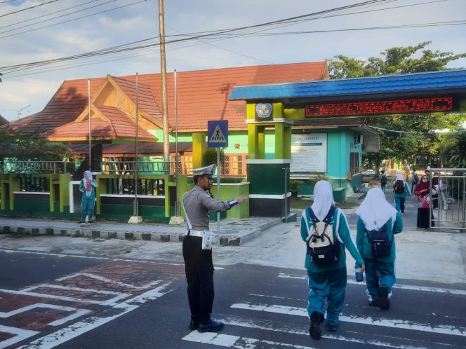 
					Tingkatkan Kamseltibcarlantas, Sat Lantas Polres Sukamara Berikan Pelayanan Pagi di Kawasan Sekolah