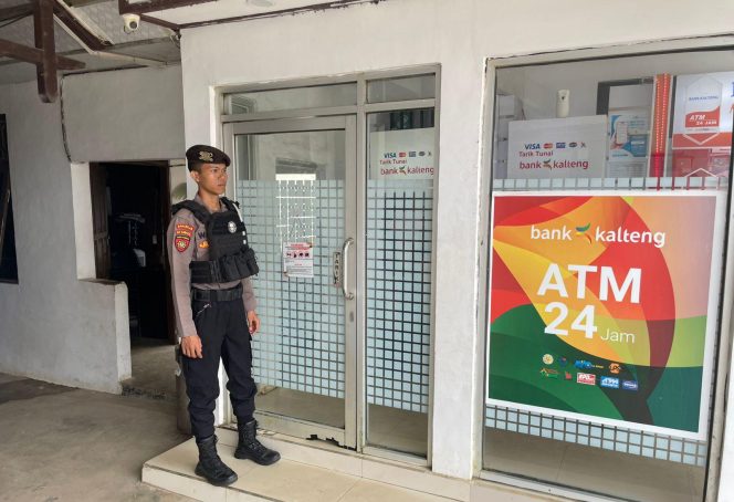 
					**“Perketat Pengamanan Objek Vital, Sat Samapta Polres Bartim Siaga di Bank Kalteng Capem Ampah”**