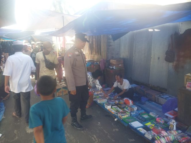 
					Hadirkan Rasa Aman di Pusat Keramaian, Polsek Kapuas Barat Patroli Pasar Mingguan Mandomai