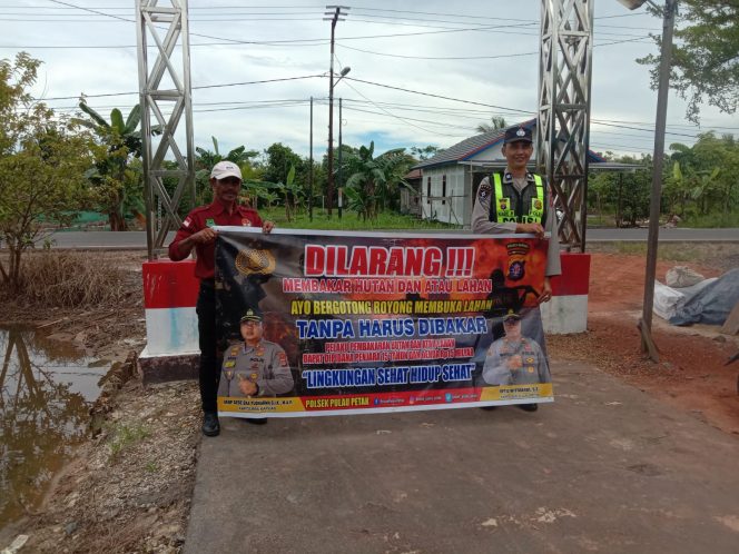 
					DALAM UPAYA PENCEGAHAN KEBARAN HUTAN DAN LAHAN, PERSONEL POLSEK PULAU PETAK SOSIALISASIKAN SANKSI PIDANA PELAKU KARHUTLA KE MASYARAKAT KECAMATAN PULAU PETAK