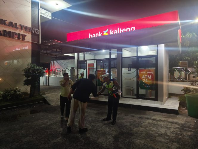 
					Saat Rotator Menyala, Sampit Terjaga Satlantas Polres Kotim Rutin Patroli Malam Anti Gangguan