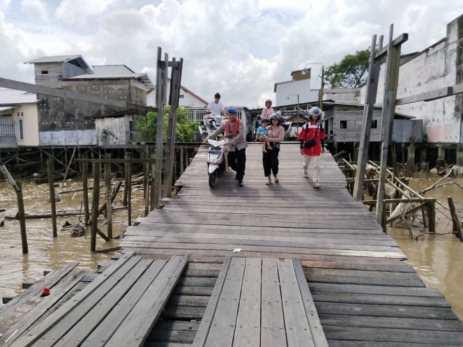 
					Wujudkan Pelayanan Prima, Personel Satpolairud Polres Pulang Pisau Bantu Warga Seberangkan Motor ke Kapal Ferry