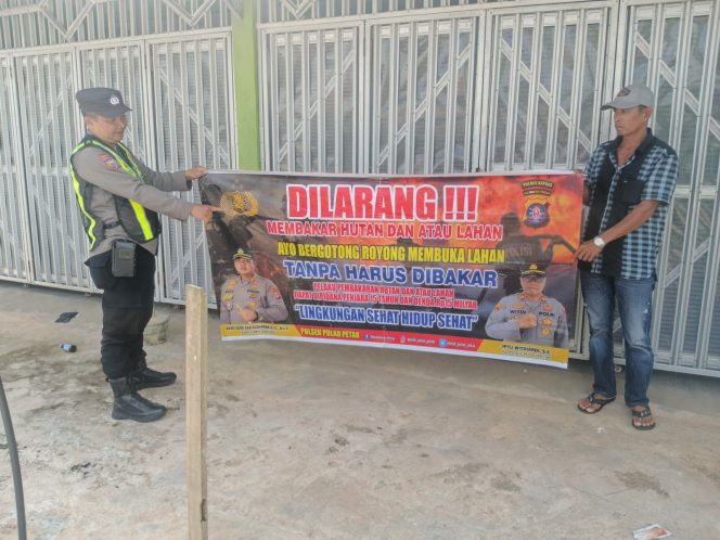 
					DALAM UPAYA PENCEGAHAN KEBARAN HUTAN DAN LAHAN, PERSONEL POLSEK PULAU PETAK SOSIALISASIKAN SANKSI PIDANA PELAKU KARHUTLA KE MASYARAKAT KECAMATAN PULAU PETAK