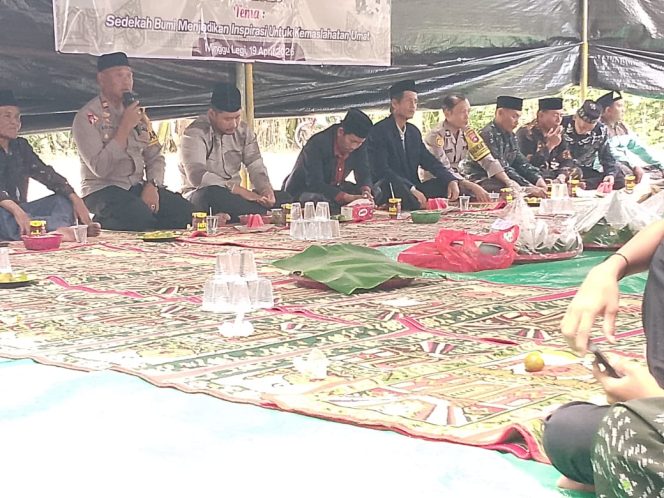 
					Polsek Pangkalan Banteng Hadiri Tasyakuran dan Sedekah Bumi ke-39 Dusun Sumber Jaya Desa Karang Mulya