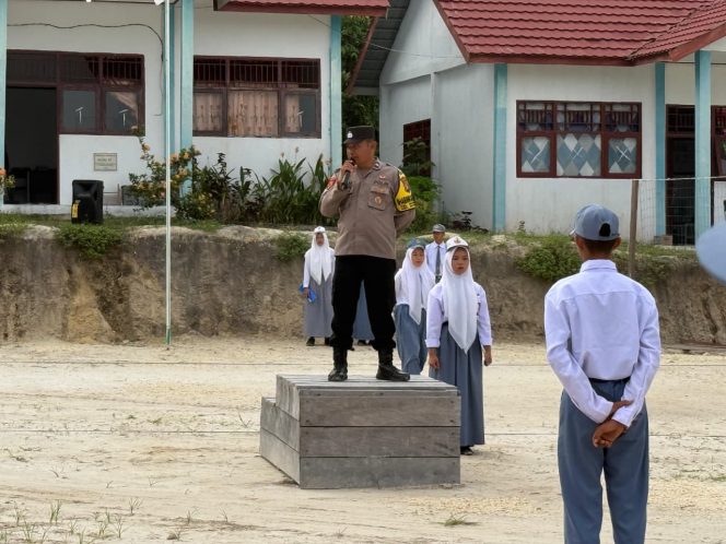 
					Polres Barito Utara Gencarkan Edukasi Disiplin dan Anti Kenakalan Remaja Melalui Upacara Bendera di Sekolah