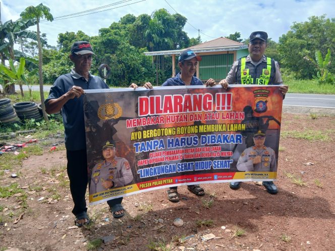 
					DALAM UPAYA PENCEGAHAN KEBARAN HUTAN DAN LAHAN, PERSONEL POLSEK PULAU PETAK SOSIALISASIKAN SANKSI PIDANA PELAKU KARHUTLA KE MASYARAKAT KECAMATAN PULAU PETAK