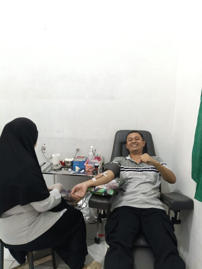 
					TANPA MENGENAL SI PENERIMA, IPDA EDI SUKARELADONORKAN DARAH DI RSUD KUALA PEMBUANG