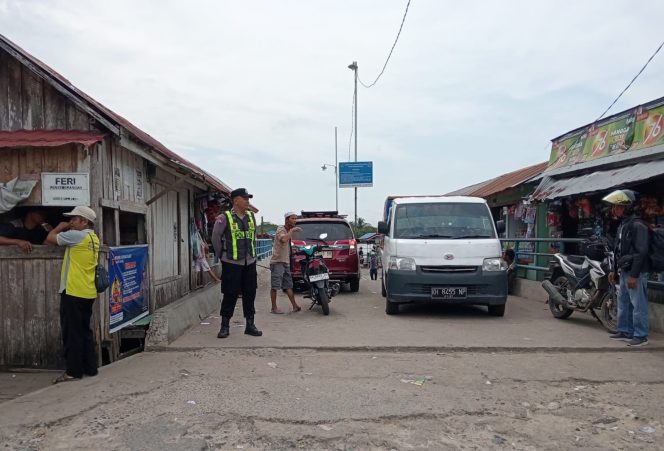 
					Pastikan Keselamatan Penyeberangan, Polsek Kapuas Barat Patroli di Dermaga Feri Desa Saka Mangkahai