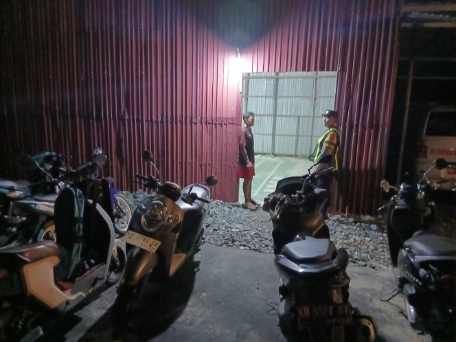 
					ANGGOTA POLSEK PULAU PETAK LAKSANAKAN PATROLI MALAM, GUNA MEWUJUDKAN KAMTIBMAS KONDUSIF DI WILAYAH KECAMATAN PULAU PETAK