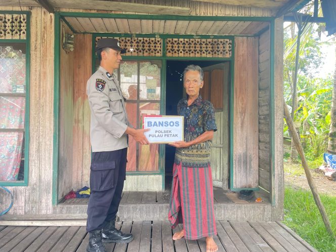 
					Polsek Pulau Petak Hadirkan Kepedulian, Salurkan Bantuan untuk Warga Kurang Mampu