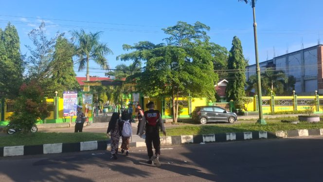 
					Hadirkan Rasa Aman, Sat Samapta Polres Sukamara Bantu Pelajar Menyeberang di Depan Sekolah