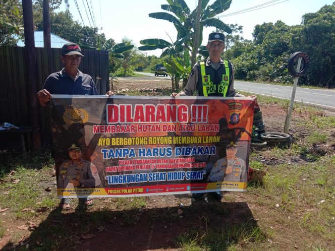 
					DALAM UPAYA PENCEGAHAN KEBARAN HUTAN DAN LAHAN, PERSONEL POLSEK PULAU PETAK SOSIALISASIKAN SANKSI PIDANA PELAKU KARHUTLA KE MASYARAKAT KECAMATAN PULAU PETAK