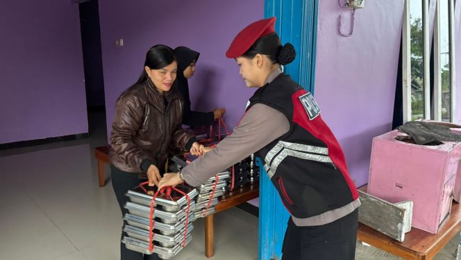 
					Dukung Program Prioritas Pemerintah, Polwan Polres Gumas Kawal Ketat Distribusi Makan Bergizi