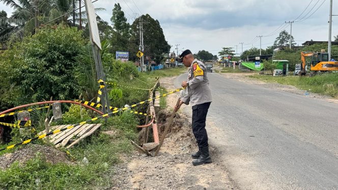 
					Polsek Pangkalan Banteng Pasang Police Line dan Imbau Pengguna Jalan Waspadai Jembatan Longsor di KM 70 dan KM 76