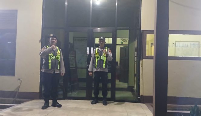 
					POLSEK PULAU PETAK LAKSANAKAN KEGIATAN SIAGA MAKO PADA MALAM HARI GUNA CIPTAKAN SITUASI AMAN