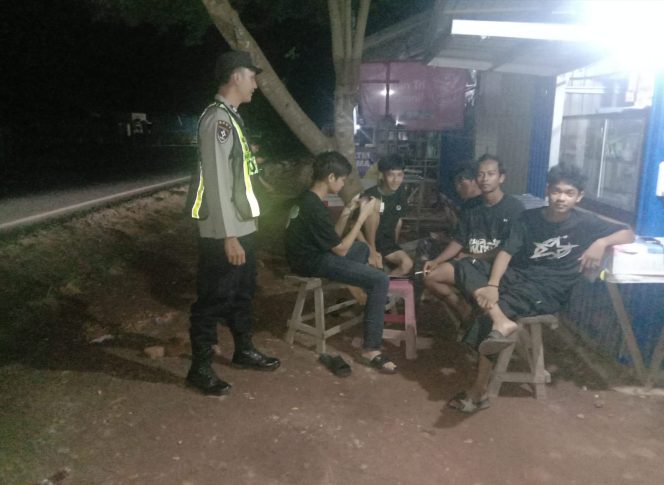 
					ANGGOTA POLSEK PULAU PETAK LAKSANAKAN PATROLI MALAM, GUNA MEWUJUDKAN KAMTIBMAS KONDUSIF DI WILAYAH KECAMATAN PULAU PETAK