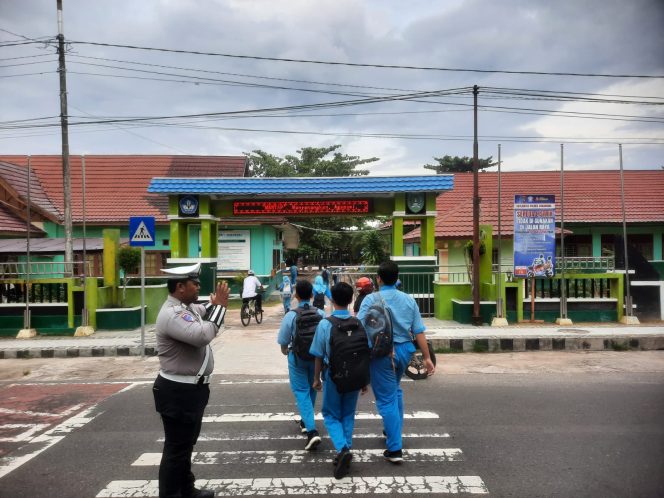 
					Ciptakan Lingkungan Sekolah yang Aman, Sat Lantas Polres Sukamara Patroli di Area Pendidikan