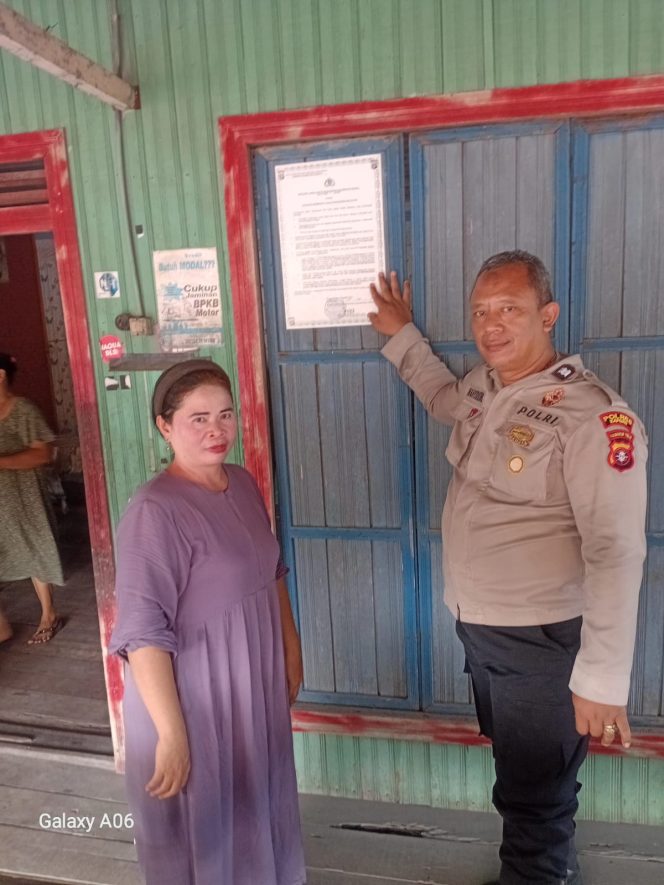 
					Personel Polsek Basarang Himbau Maklumat Polda Kalteng Dengan Warga Di Wilayah Hukumnya