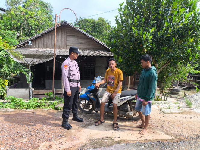
					Jaga Kamtibmas, Personel Piket Polsek Balai Riam Laksanakan Patroli Dialogis dengan Masyarakat