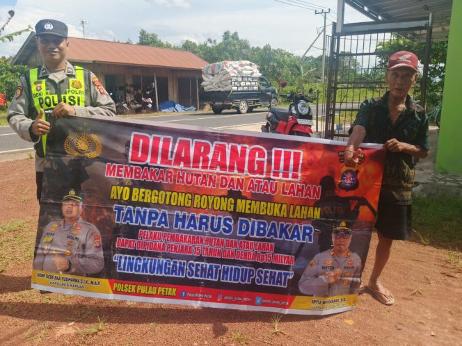 
					DALAM UPAYA PENCEGAHAN KEBARAN HUTAN DAN LAHAN, PERSONEL POLSEK PULAU PETAK SOSIALISASIKAN SANKSI PIDANA PELAKU KARHUTLA KE MASYARAKAT KECAMATAN PULAU PETAK