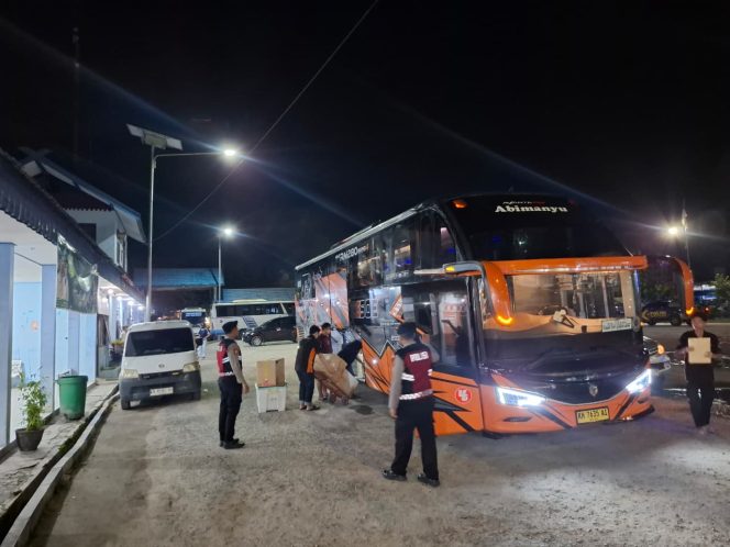 
					Patroli Harkamtibmas Sat Samapta Polres Kotim Sambangi Pos Kamling hingga Terminal.