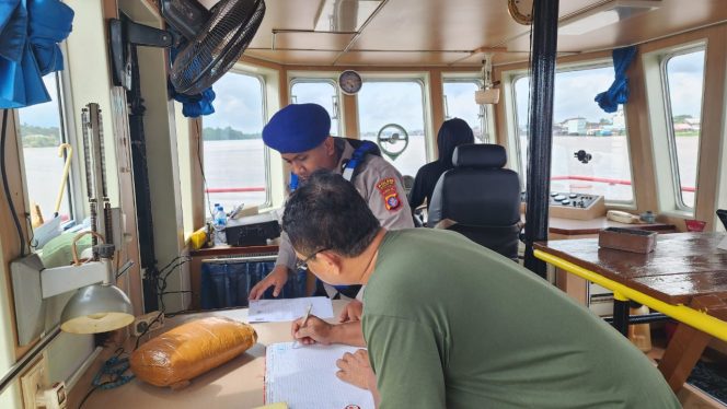 
					Satpolairud Polres Kotim Sosialisasikan Bahaya Narkoba hingga Larangan Karhutla ke Warga Bantaran Sungai