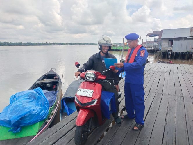 
					Satpolairud Polres Pulang Pisau Sisir DAS Kahayan, Sosialisasikan Larangan Illegal Fishing hingga Karhutla