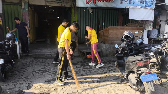 
					Polres Barito Utara Pimpin Gerakan Nasional Indonesia Asri, Bersama Masyarakat Bersihkan Pasar di Muara Teweh