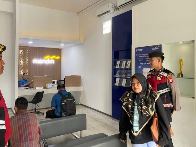 
					Jamin Keamanan Nasabah, Sat Samapta Polres Sukamara Patroli di Area Perbankan