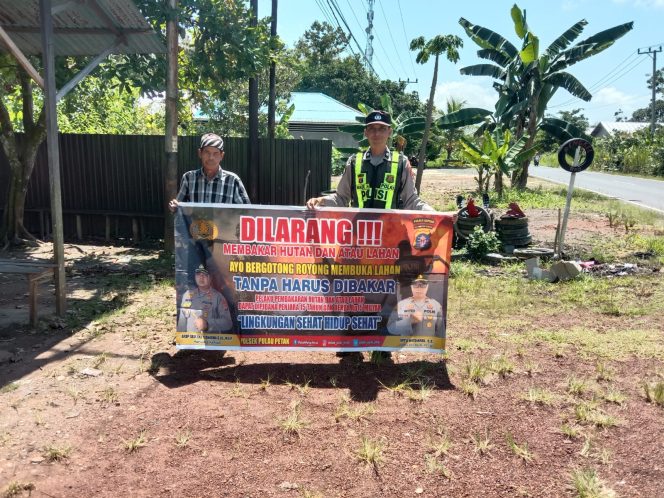 
					DALAM UPAYA PENCEGAHAN KEBARAN HUTAN DAN LAHAN, PERSONEL POLSEK PULAU PETAK SOSIALISASIKAN SANKSI PIDANA PELAKU KARHUTLA KE MASYARAKAT KECAMATAN PULAU PETAK