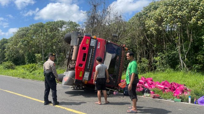 
					Truk Bermuatan Ratusan Tabung LPG Terbalik di Trans-Kalimantan Jabiren, Diduga Sopir Mengantuk
