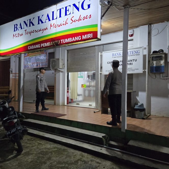 
					Personel Polsek Kahulut Sisir Perbankan Tumbang Miri Saat Malam Hari