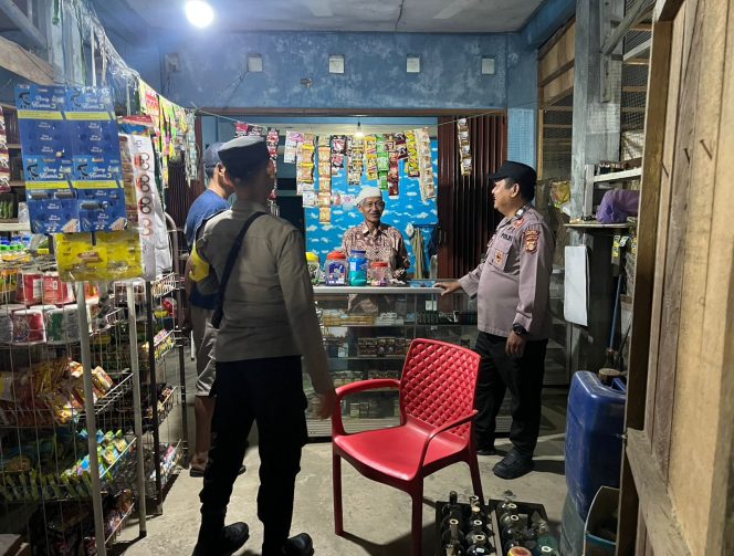 
					Cegah Gangguan Kamtibmas, Polsek Tewah Sisir Kawasan Pertokoan Dan Perbankan Hingga Larut Malam