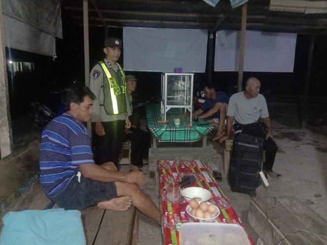 
					ANGGOTA POLSEK PULAU PETAK LAKSANAKAN PATROLI MALAM, GUNA MEWUJUDKAN KAMTIBMAS KONDUSIF DI WILAYAH KECAMATAN PULAU PETAK