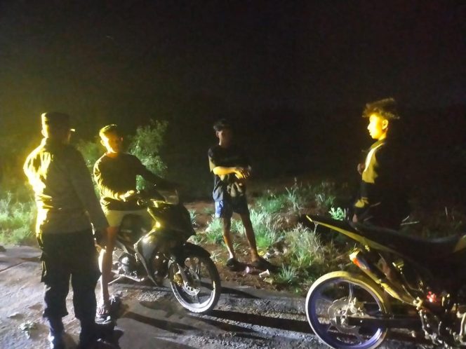 
					Jaga Kondusivitas Desa, Polsek Balai Riam Lakukan Patroli KRYD Malam Hari