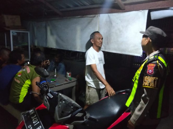 
					Patroli Malam di Mandomai, Polsek Kapuas Barat Pastikan Warga Tidur Tenang