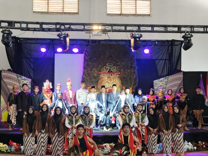 
					Kapolsek Pangkalan Banteng Hadiri Perpisahan Kelas XII MA Al Anwar, Beri Motivasi 35 Siswa Lulusan