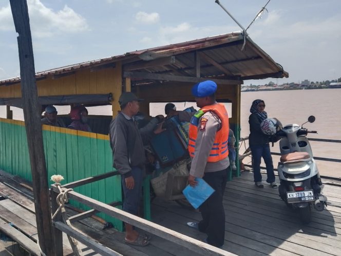 
					Cegah Kecelakaan Air, Satpolairud Polres Pulang Pisau Berikan Imbauan Keselamatan di Feri Penyeberangan