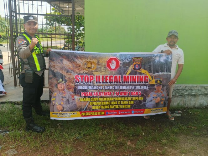 
					PERSONEL POLSEK PULAU PETAK LAKSANAKAN SOSIALISASI ILEGAL MINING KE MASYARAKAT GUNA PENCEGAHAN TAMBANG LIAR DI WILAYAH KECAMATAN PULAU PETAK