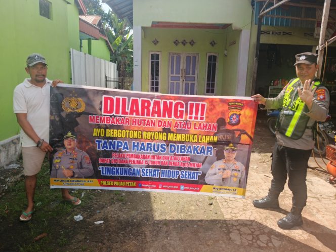 
					DALAM UPAYA PENCEGAHAN KEBARAN HUTAN DAN LAHAN, PERSONEL POLSEK PULAU PETAK SOSIALISASIKAN SANKSI PIDANA PELAKU KARHUTLA KE MASYARAKAT KECAMATAN PULAU PETAK