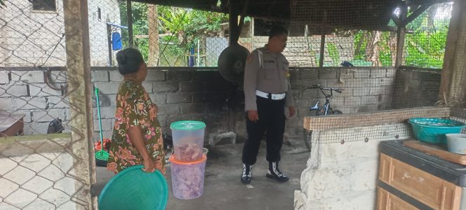 
					Dukung Ekonomi Lokal, Bhabinkamtibmas Polsek Arsel Sambang Dan Berikan Motivasi Pelaku UMKM