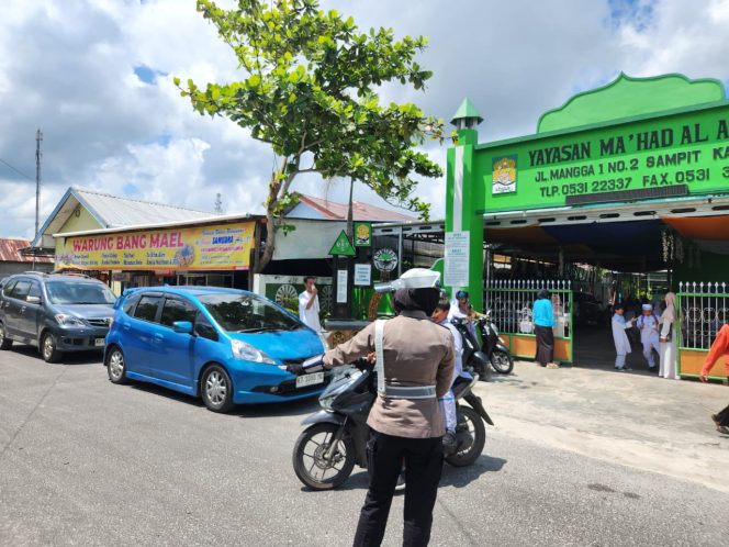 
					Cegah Macet Saat Jam Pulang Sekolah, Srikandi Satlantas Mentaya Turun Atur Lalin di SD IT Arafah