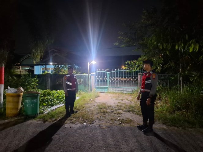 
					Jaga Malam Sampit, Sat Samapta Polres Kotim Sisir Pasar Subuh hingga Pos Kamling Pabari