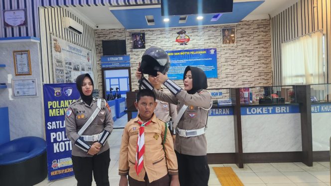 
					Sekolah SD Islam Baiturrahim Kunjungi Kantor Satlantas Polres Kotim
