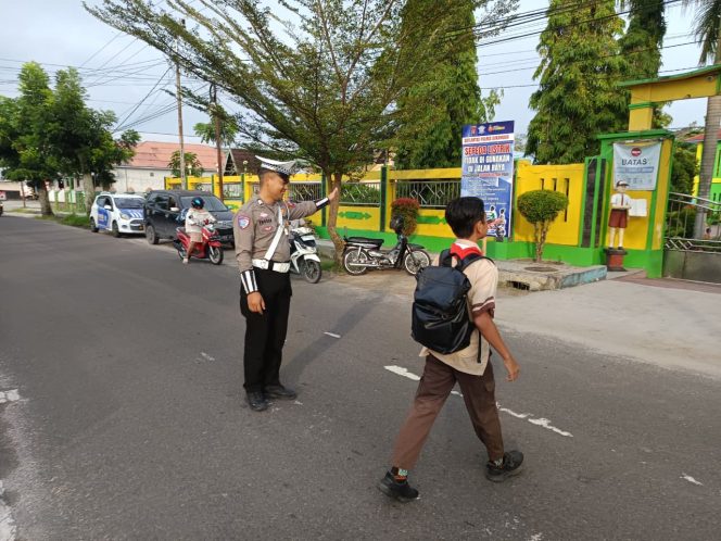
					Pastikan Kelancaran Jalan, Sat Lantas Polres Sukamara Lakukan Pengaturan Pagi