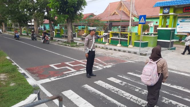 
					Jamin Keselamatan Pelajar, Sat Lantas Polres Sukamara Laksanakan Pengaturan Pagi di Depan Sekolah